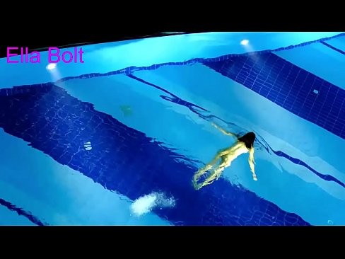 ❤️ Non podo deixar de mirar, unha moza loira que é sorprendida nadando espida na piscina do resort ELLA BOLT ❤ Super porno en % gl.com-full-porner.ru % ️❤